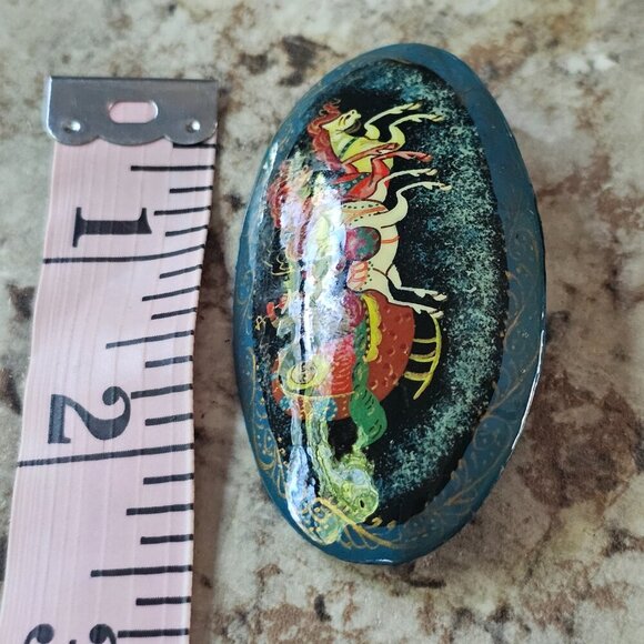 Russian Hand-Painted Lacquer Brooch – Troika Snow Scene – Fine Detail Exquisite - Picture 2 of 5
